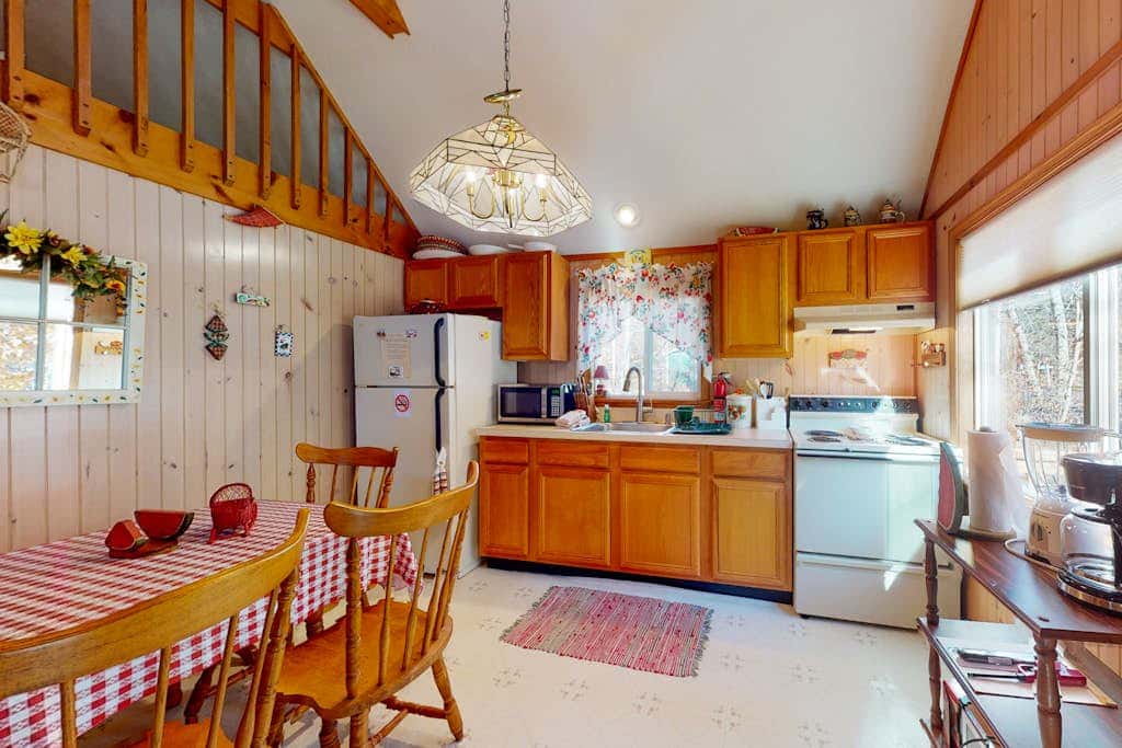 Rustic retreat with 3 pools, tennis & beaches