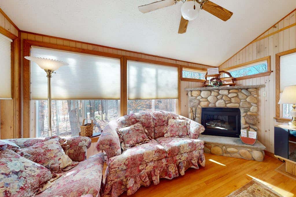 Rustic retreat with 3 pools, tennis & beaches