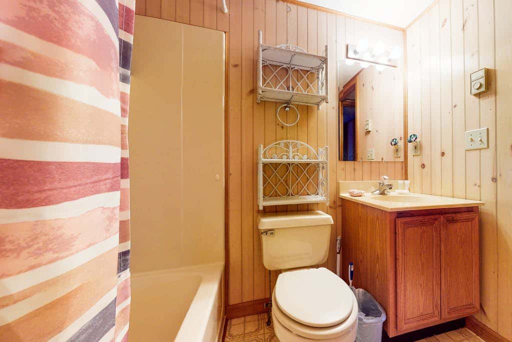 Rustic retreat with 3 pools, tennis & beaches