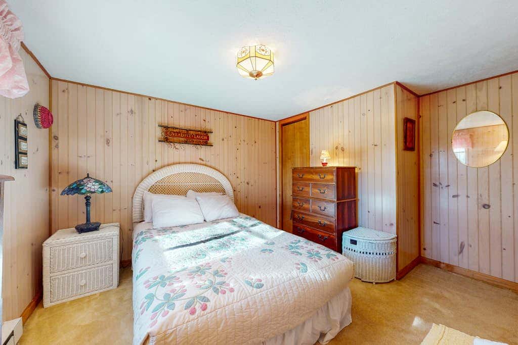 Rustic retreat with 3 pools, tennis & beaches