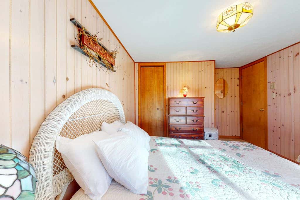 Rustic retreat with 3 pools, tennis & beaches