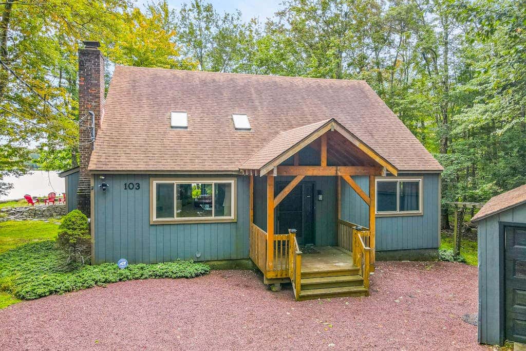 Woodland Cabin with Firepit Pools and Lake Beach
