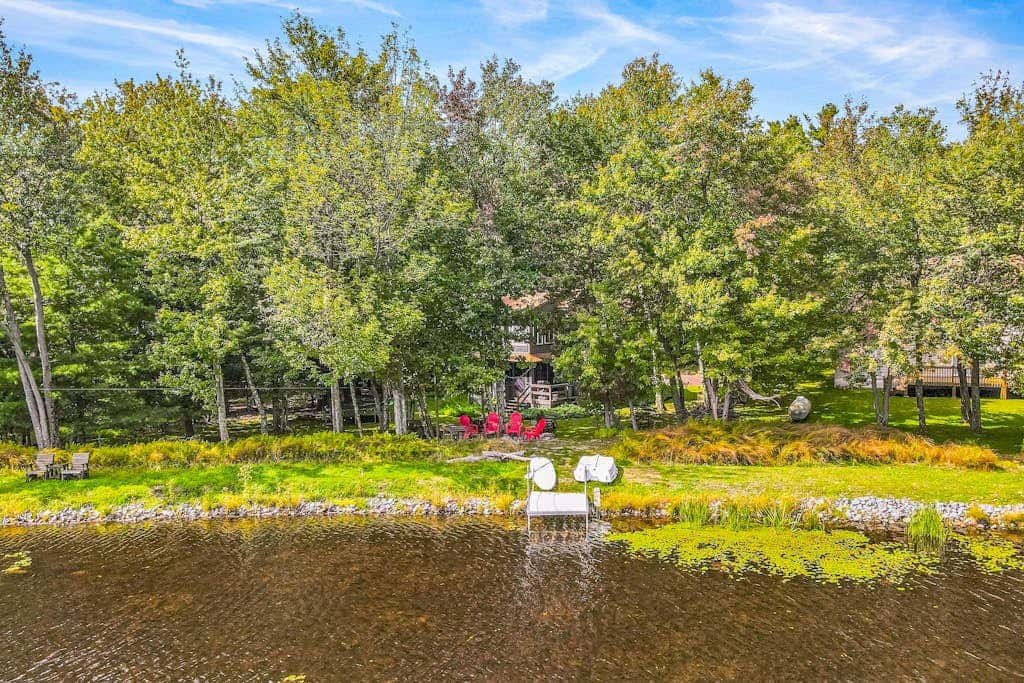 Woodland Cabin with Firepit Pools and Lake Beach