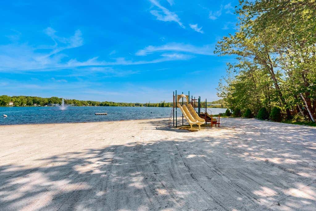 Woodland Cabin with Firepit Pools and Lake Beach