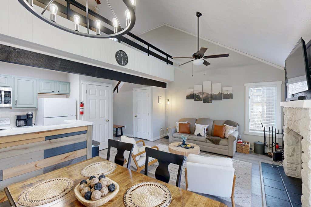Inviting 2BR Loft - FIREPLACE - Lake Harmony