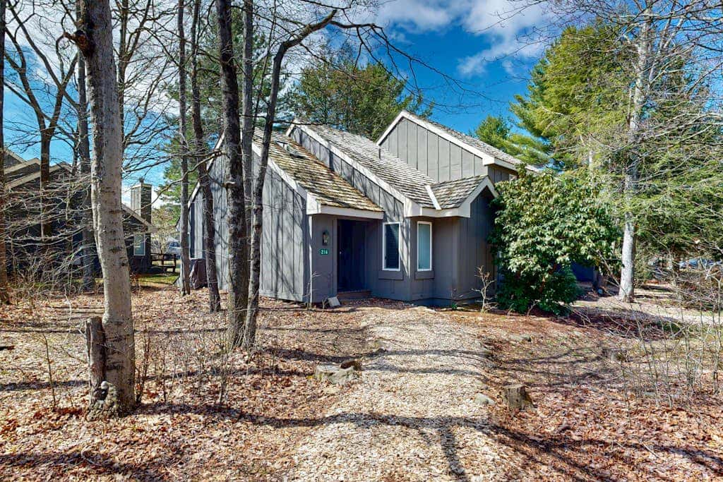 Inviting 2BR Loft - FIREPLACE - Lake Harmony