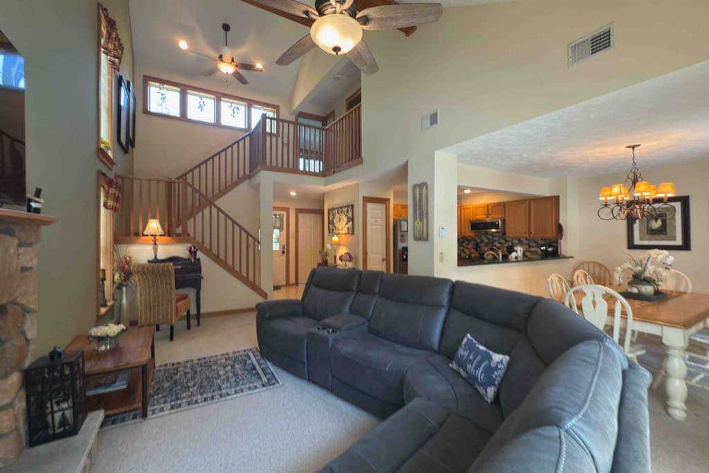 Charming 3BR Condo - FIREPLACE - Sleeps 8