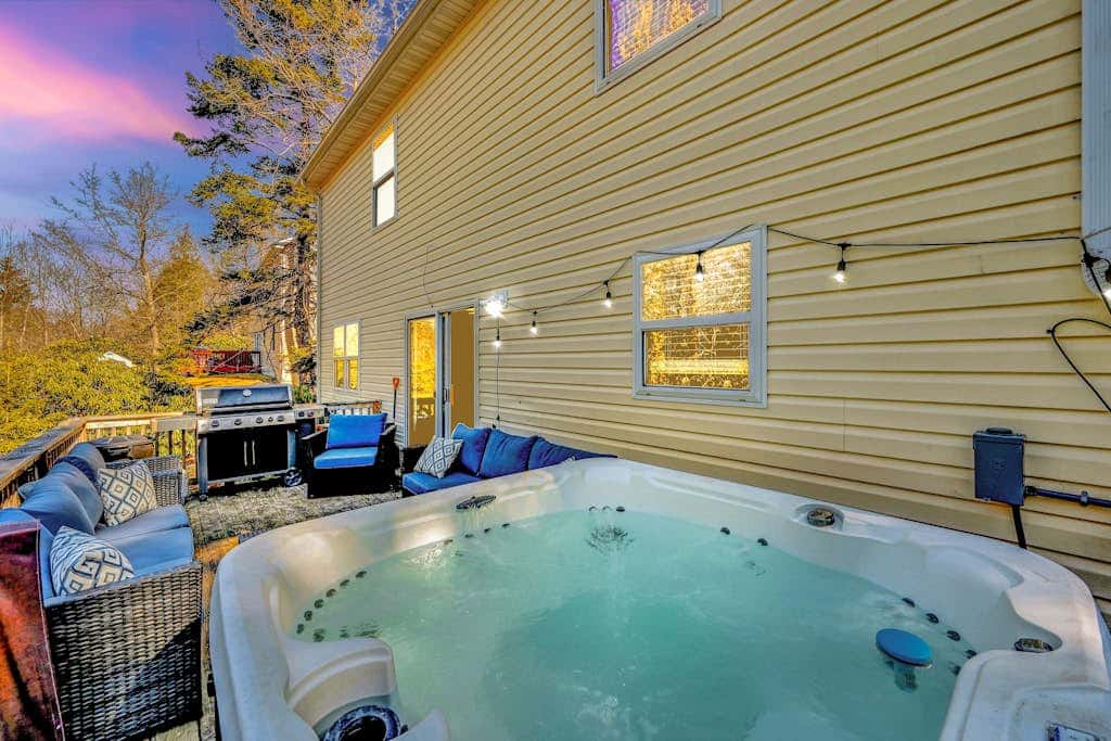 Long Pond Home with Hot Tub, Billiards & Poker