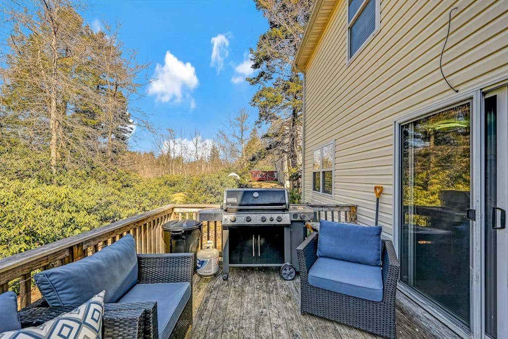 Long Pond Home with Hot Tub, Billiards & Poker