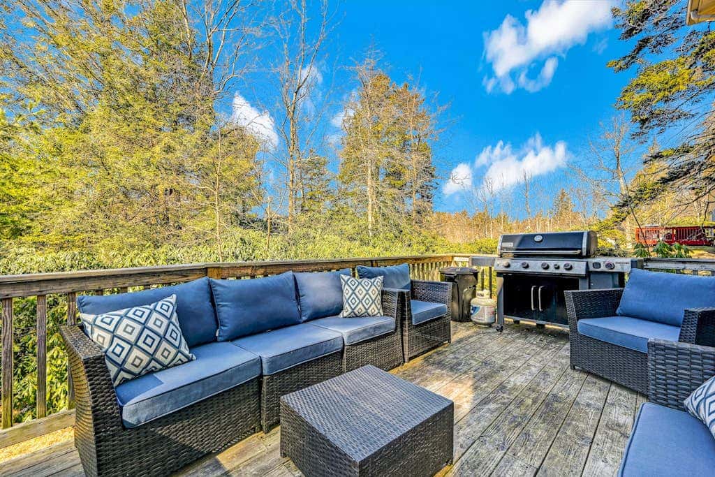 Long Pond Home with Hot Tub, Billiards & Poker