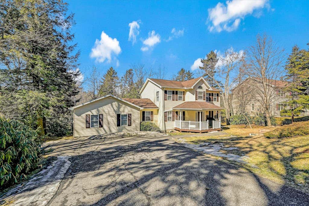 Long Pond Home with Hot Tub, Billiards & Poker