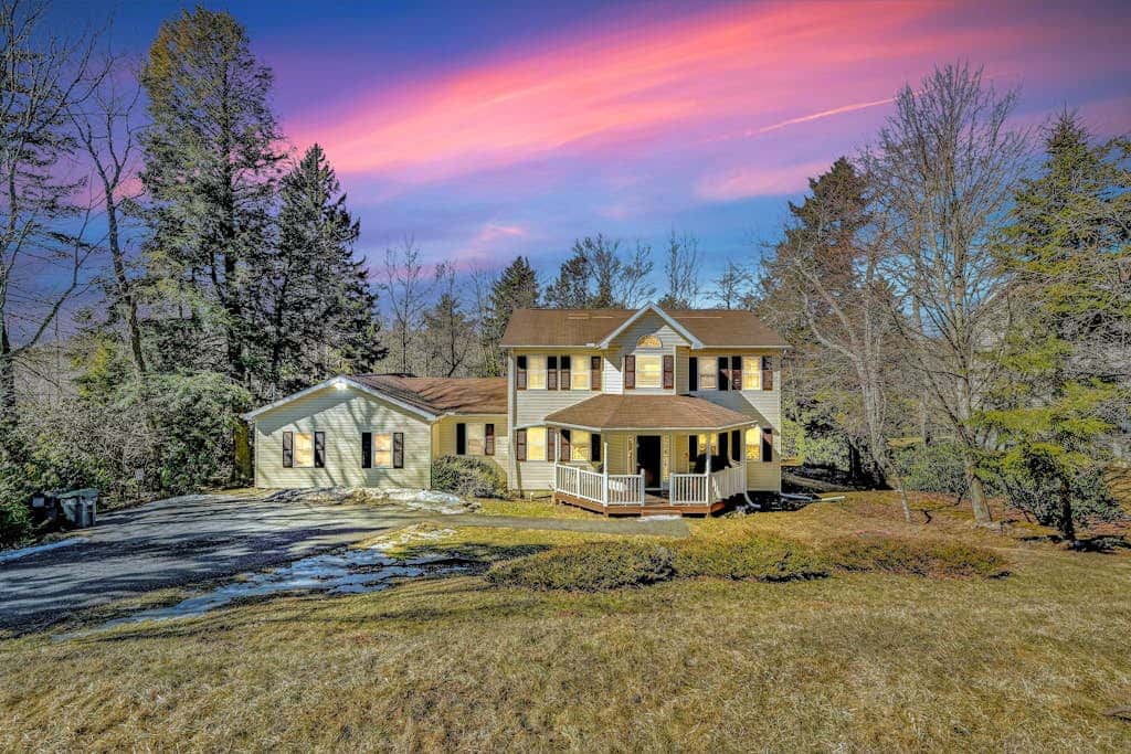 Long Pond Home with Hot Tub, Billiards & Poker
