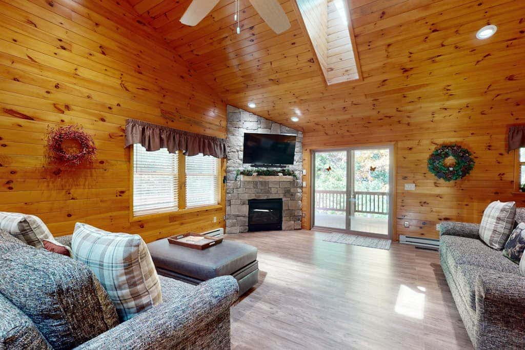 Rustic 3BR Cabin - HOT TUB - McHenry