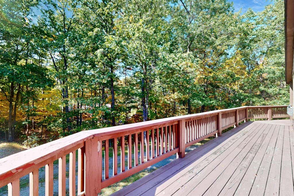 Rustic 3BR Cabin - HOT TUB - McHenry