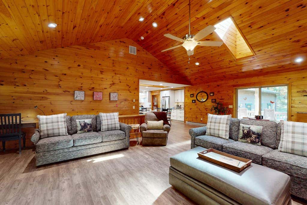 Rustic 3BR Cabin - HOT TUB - McHenry