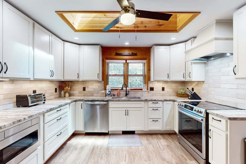 Rustic 3BR Cabin - HOT TUB - McHenry