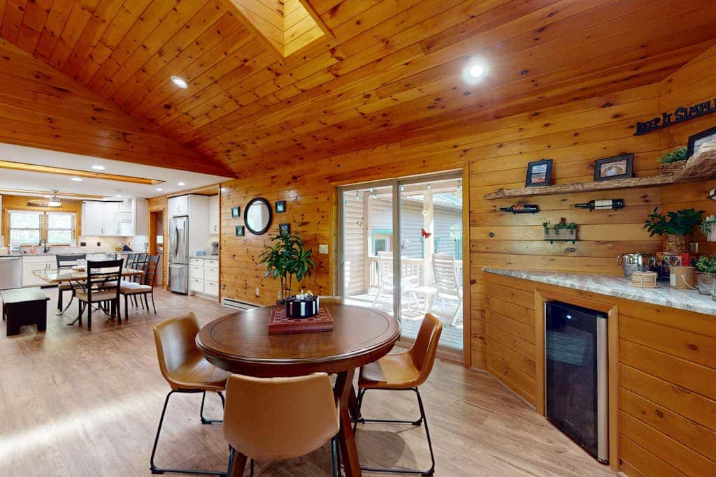 Rustic 3BR Cabin - HOT TUB - McHenry