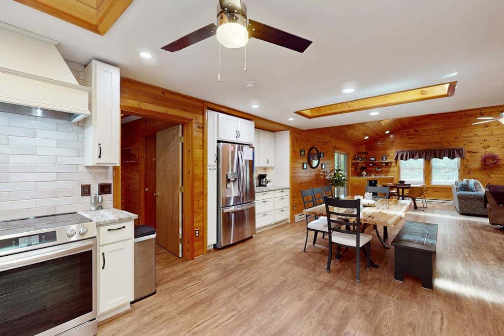 Rustic 3BR Cabin - HOT TUB - McHenry