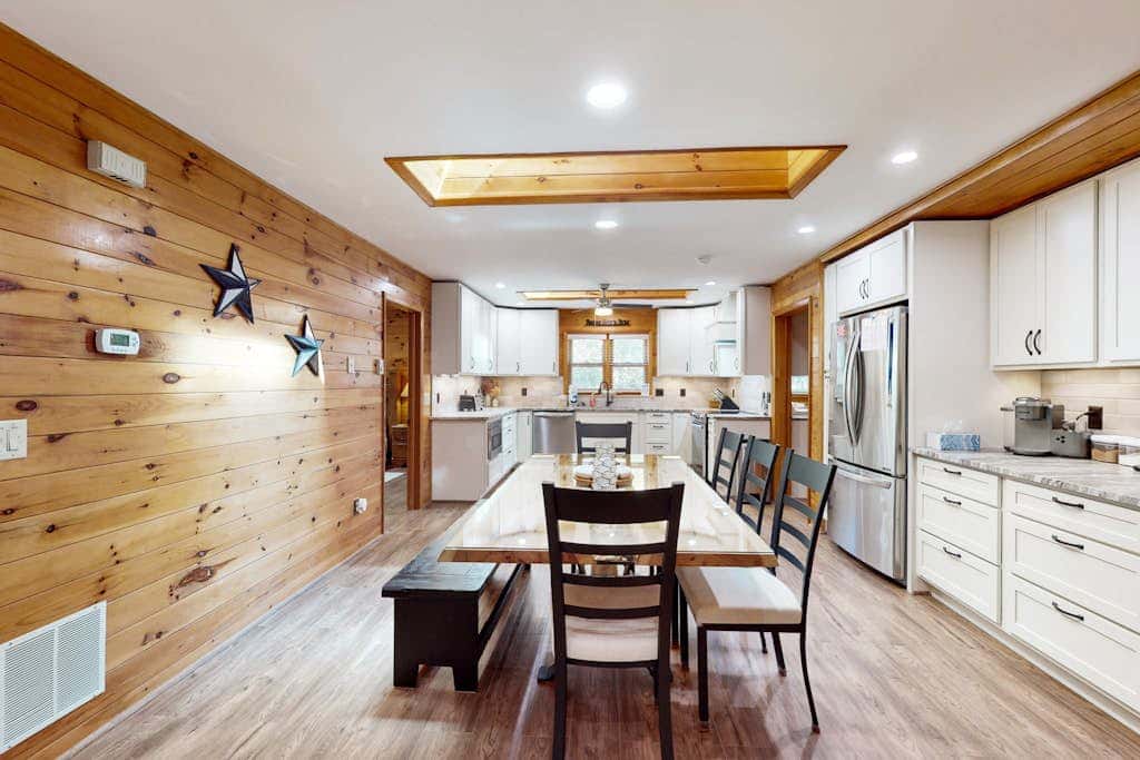 Rustic 3BR Cabin - HOT TUB - McHenry