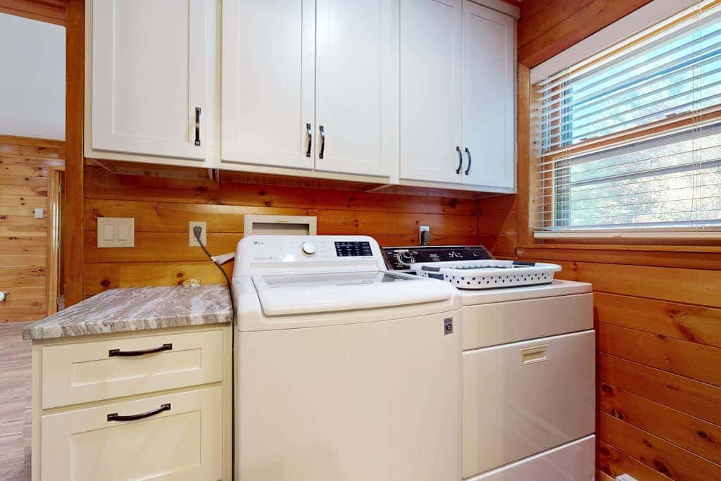 Rustic 3BR Cabin - HOT TUB - McHenry