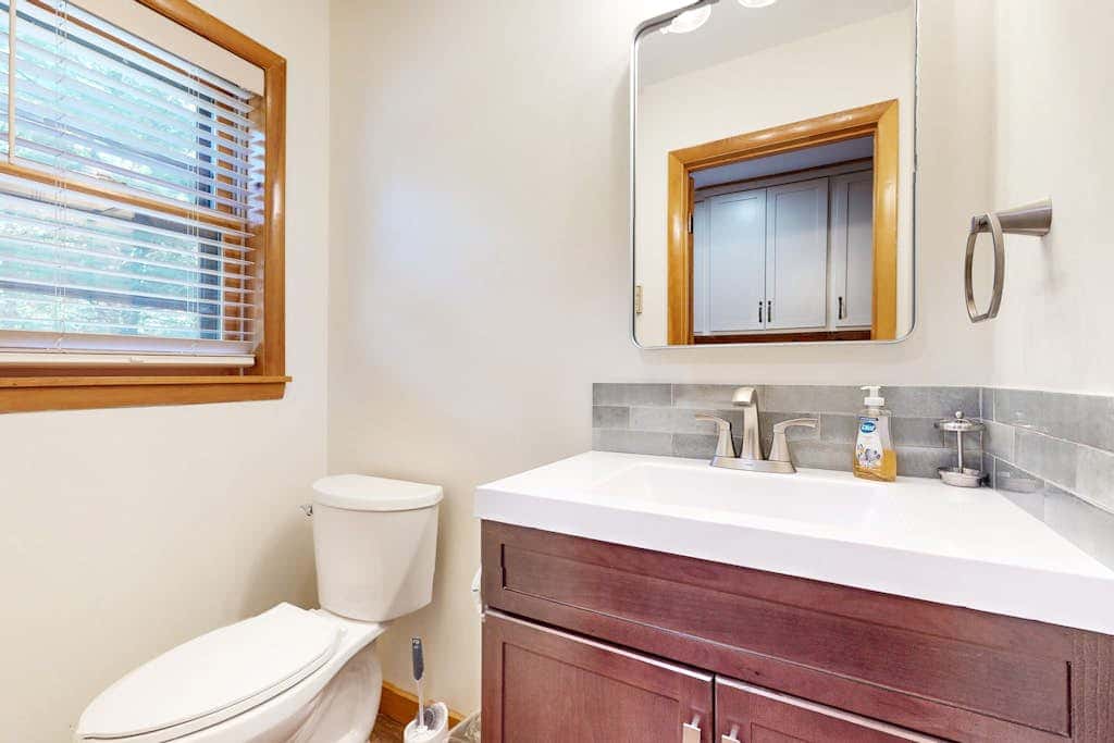 Rustic 3BR Cabin - HOT TUB - McHenry