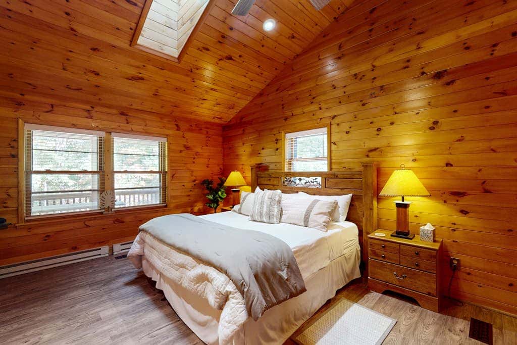 Rustic 3BR Cabin - HOT TUB - McHenry