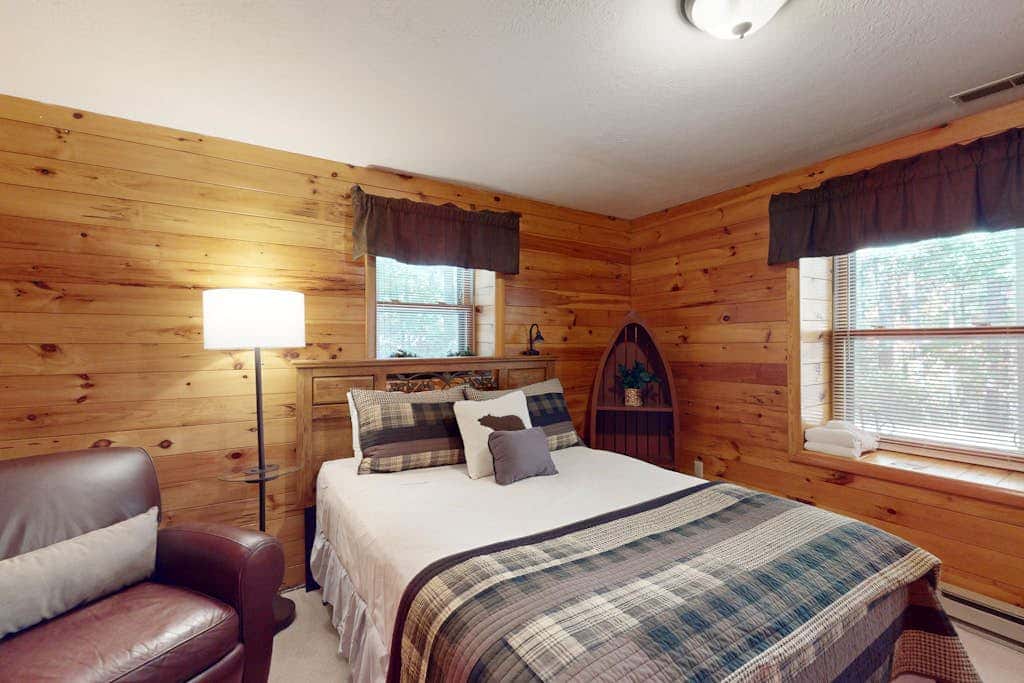 Rustic 3BR Cabin - HOT TUB - McHenry
