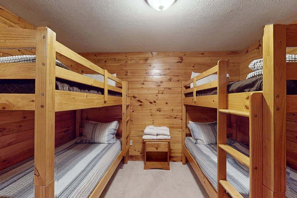 Rustic 3BR Cabin - HOT TUB - McHenry