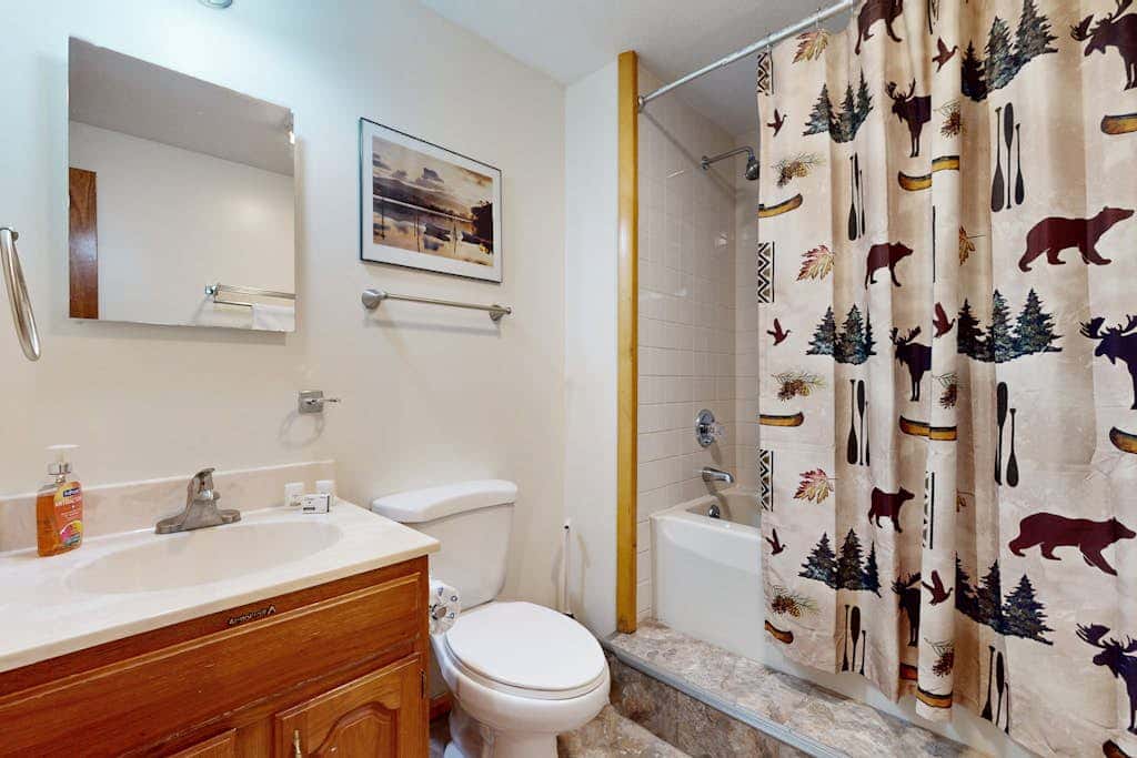 Rustic 3BR Cabin - HOT TUB - McHenry