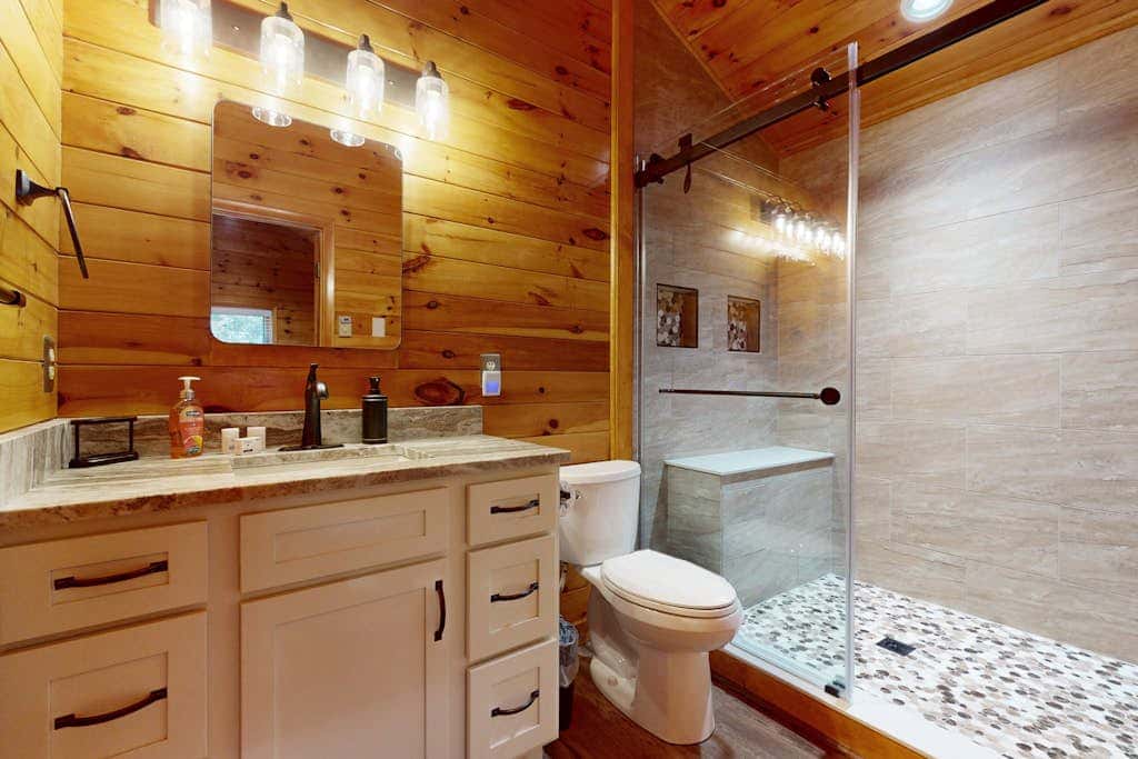 Rustic 3BR Cabin - HOT TUB - McHenry