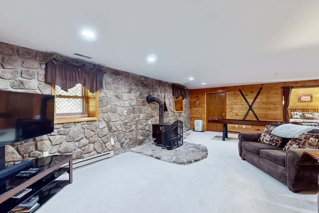 Rustic 3BR Cabin - HOT TUB - McHenry
