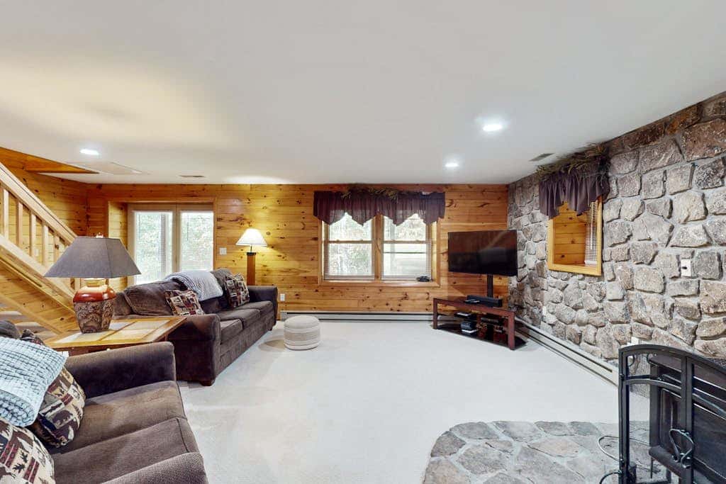 Rustic 3BR Cabin - HOT TUB - McHenry