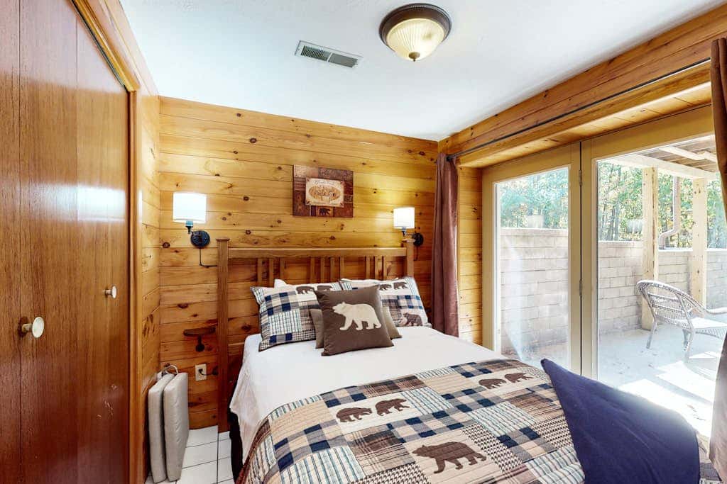 Rustic 3BR Cabin - HOT TUB - McHenry