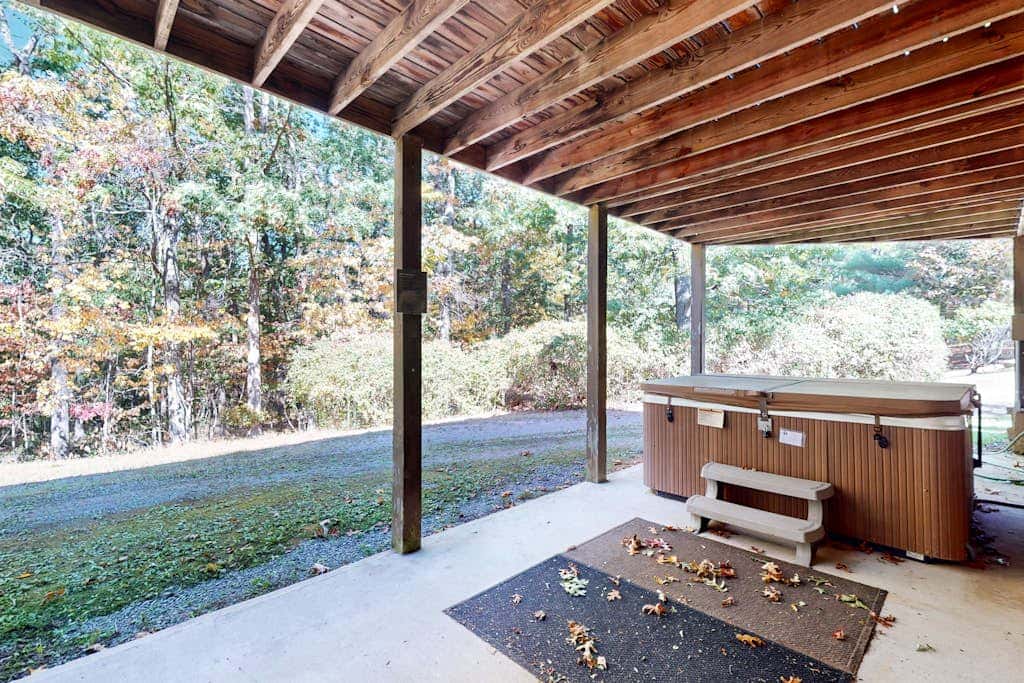 Rustic 3BR Cabin - HOT TUB - McHenry