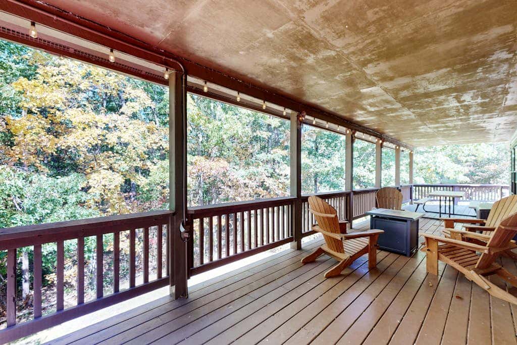 Rustic 3BR Cabin - HOT TUB - McHenry