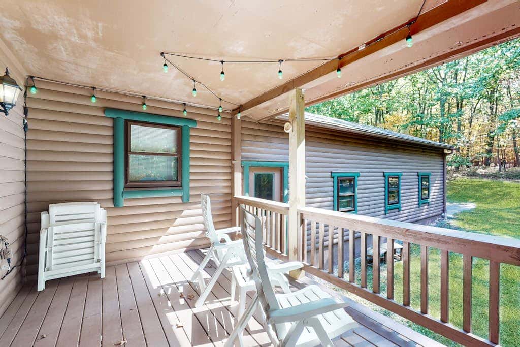 Rustic 3BR Cabin - HOT TUB - McHenry