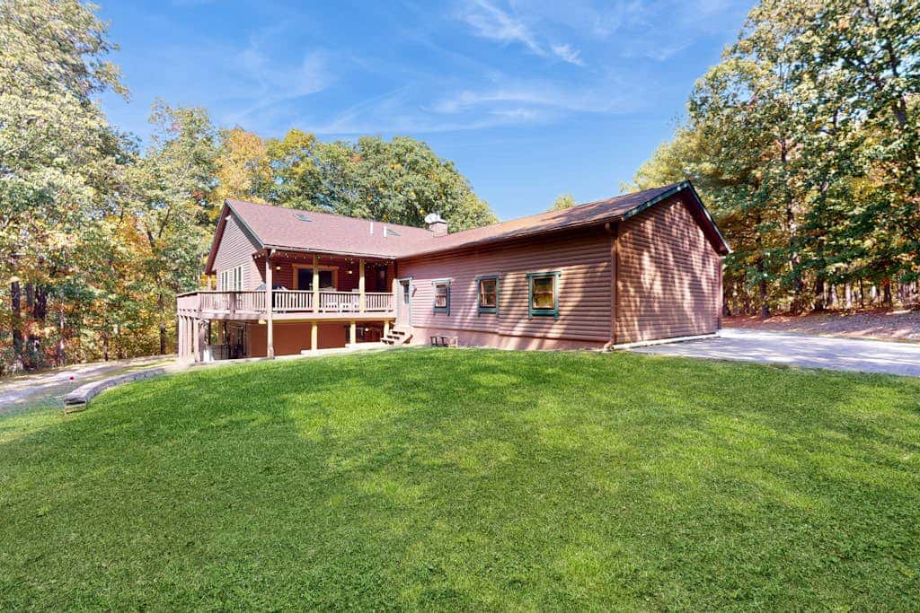 Rustic 3BR Cabin - HOT TUB - McHenry