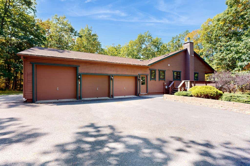 Rustic 3BR Cabin - HOT TUB - McHenry