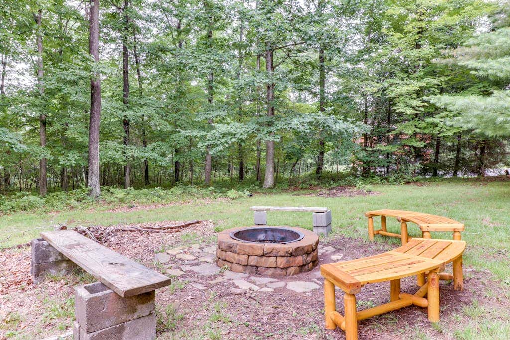 Rustic 3BR Cabin - HOT TUB - McHenry