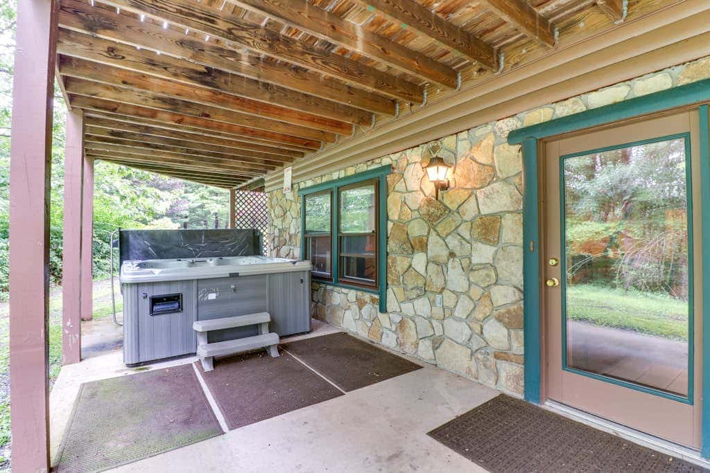 Rustic 3BR Cabin - HOT TUB - McHenry