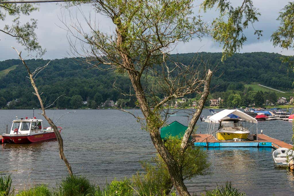 Rustic 3BR Cabin - HOT TUB - McHenry