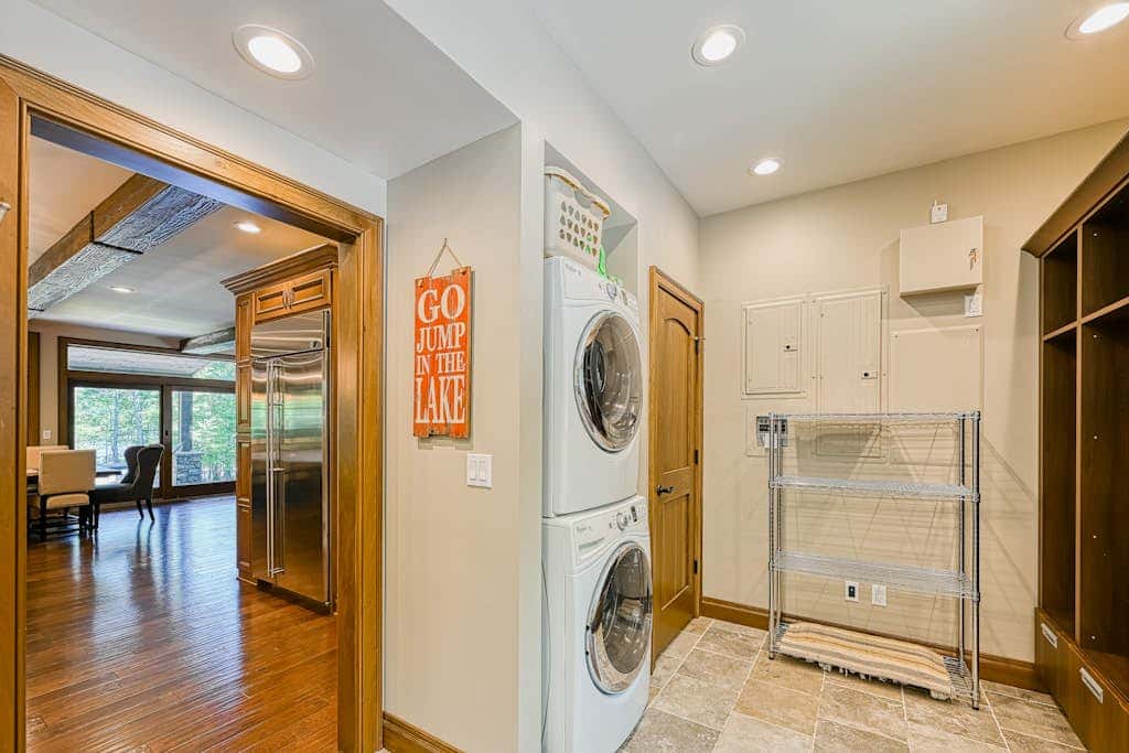 Luxury 4BR Mansion - HOT TUB - Lake View - Oakland