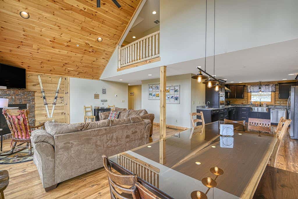 Spacious 6BR Chalet - HOT TUB - McHenry