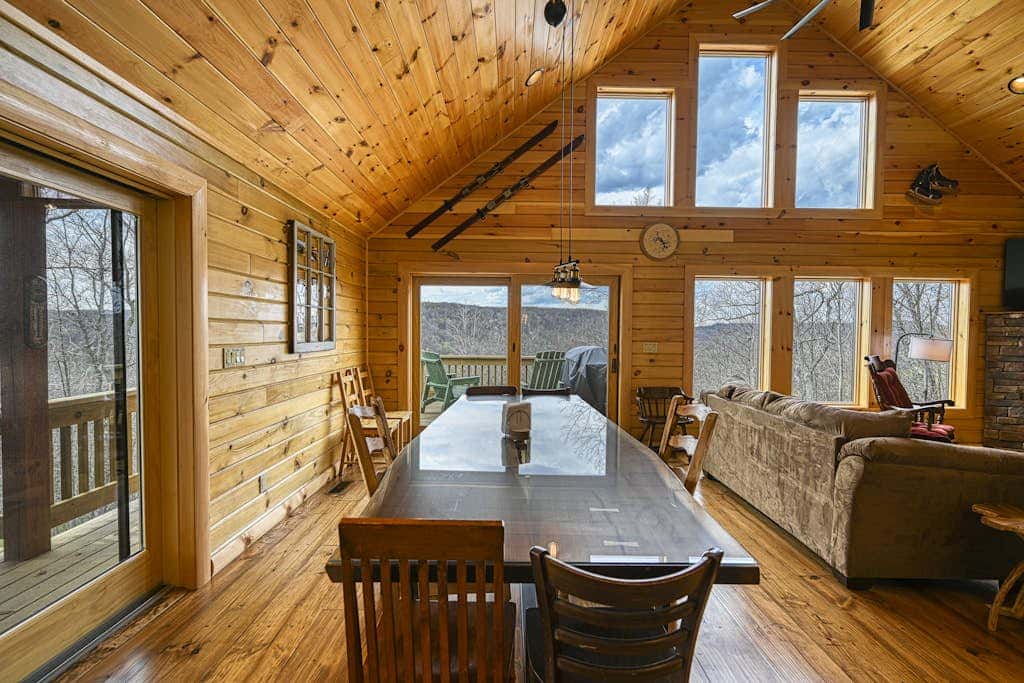 Spacious 6BR Chalet - HOT TUB - McHenry