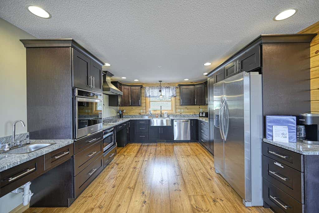 Spacious 6BR Chalet - HOT TUB - McHenry