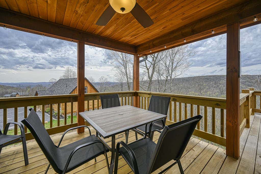 Spacious 6BR Chalet - HOT TUB - McHenry