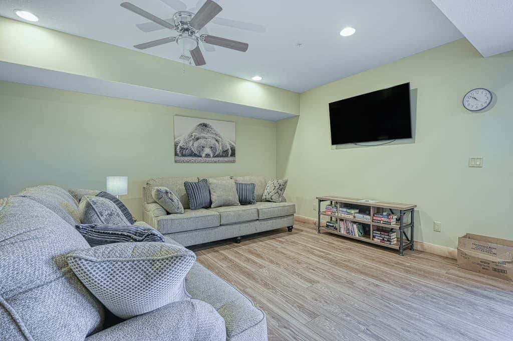 Spacious 6BR Chalet - HOT TUB - McHenry