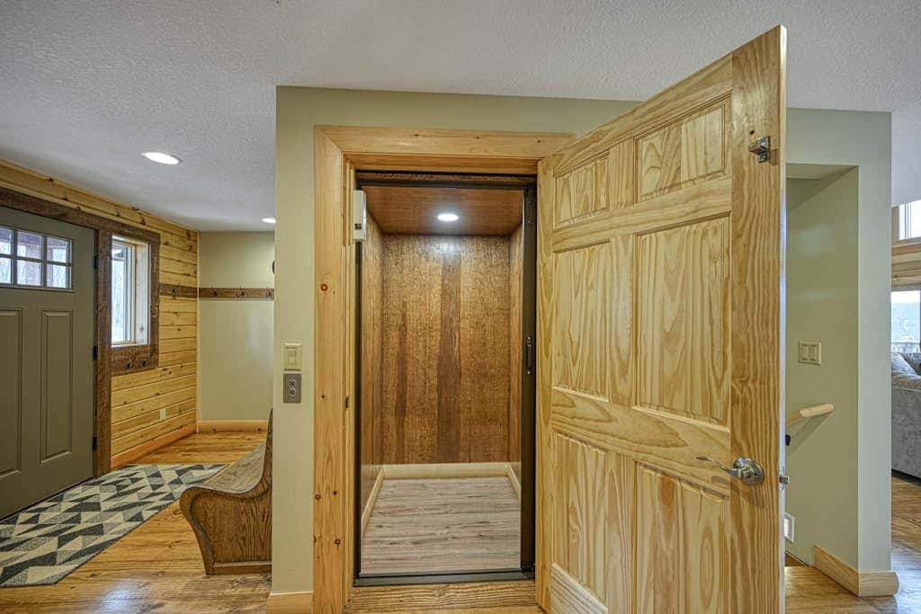 Spacious 6BR Chalet - HOT TUB - McHenry