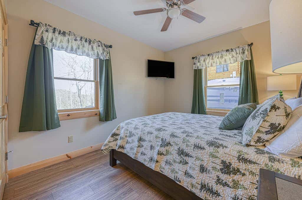 Spacious 6BR Chalet - HOT TUB - McHenry