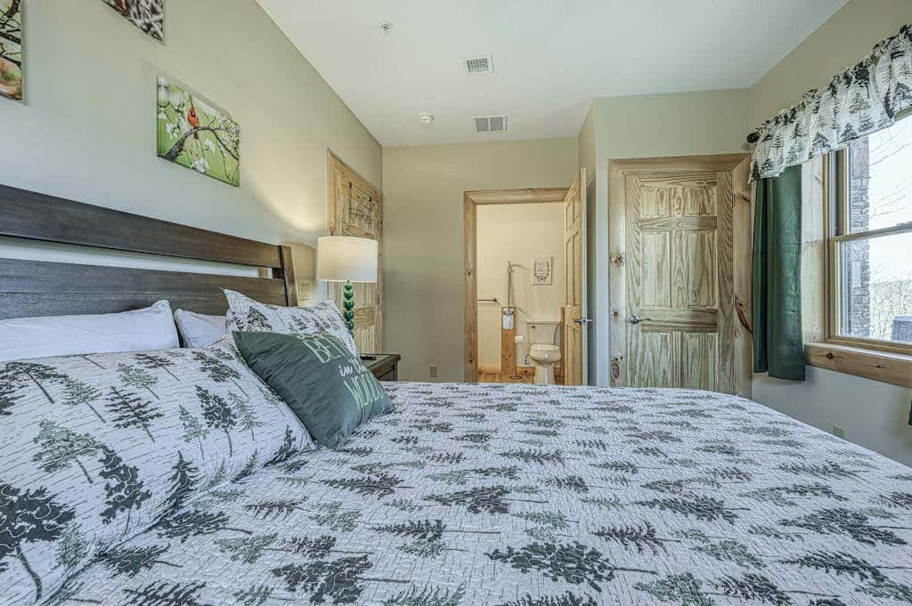 Spacious 6BR Chalet - HOT TUB - McHenry